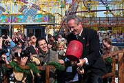Ude probiert den "Hammerschlag" aus (Foto: Martin Schmitz)